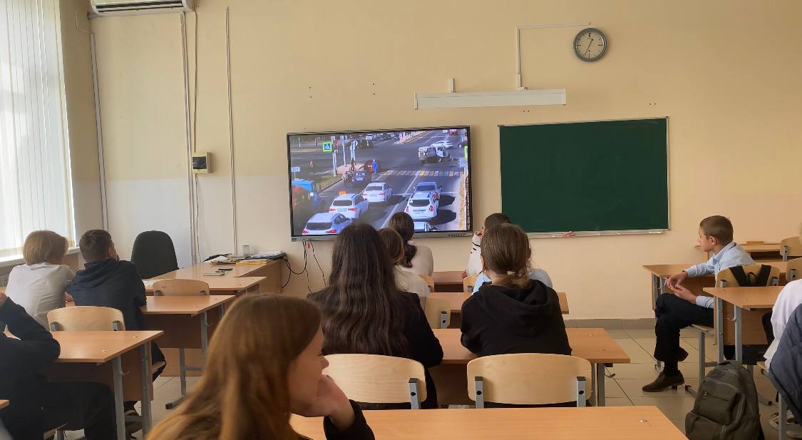 Сотрудники Госавтоинспекции провели познавательное занятие для учащихся кадетского класса Сотрудники Госавтоинспекции провели познавательное занятие для учащихся кадетского класса