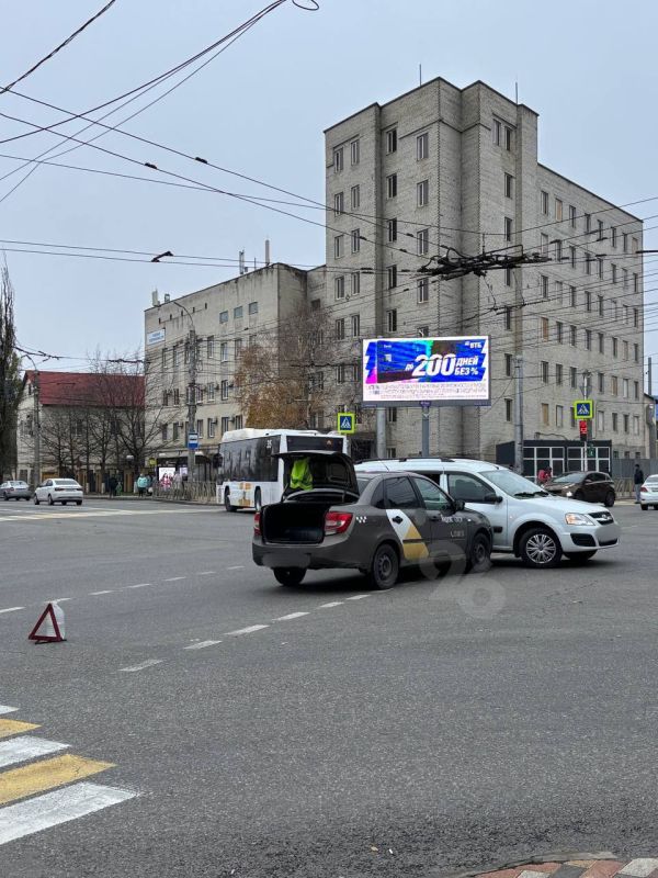 Автомобили столкнулись на перекрёстке Мира/Доваторцев в Ставрополе, сообщают наши подписчики