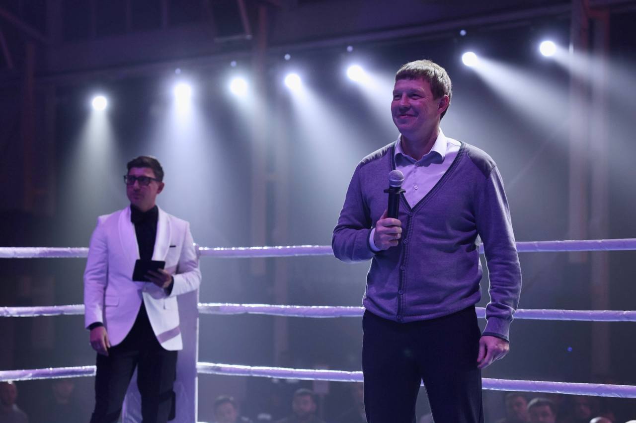 Вечер бокса. В Ставрополе прошёл турнир «ВЕЧЕР БОКСА», впервые состоявшийся в 2024 году в Михайловске и посвящённый памяти Дениса Соловьёва, кандидата в мастера спорта по боксу, погибшего на СВО Вечер бокса. В Ставрополе прошёл турнир «ВЕЧЕР БОКСА», впервые состоявшийся в 2024 году в Михайловске и посвящённый памяти Дениса Соловьёва, кандидата в мастера спорта по боксу, погибшего на СВО