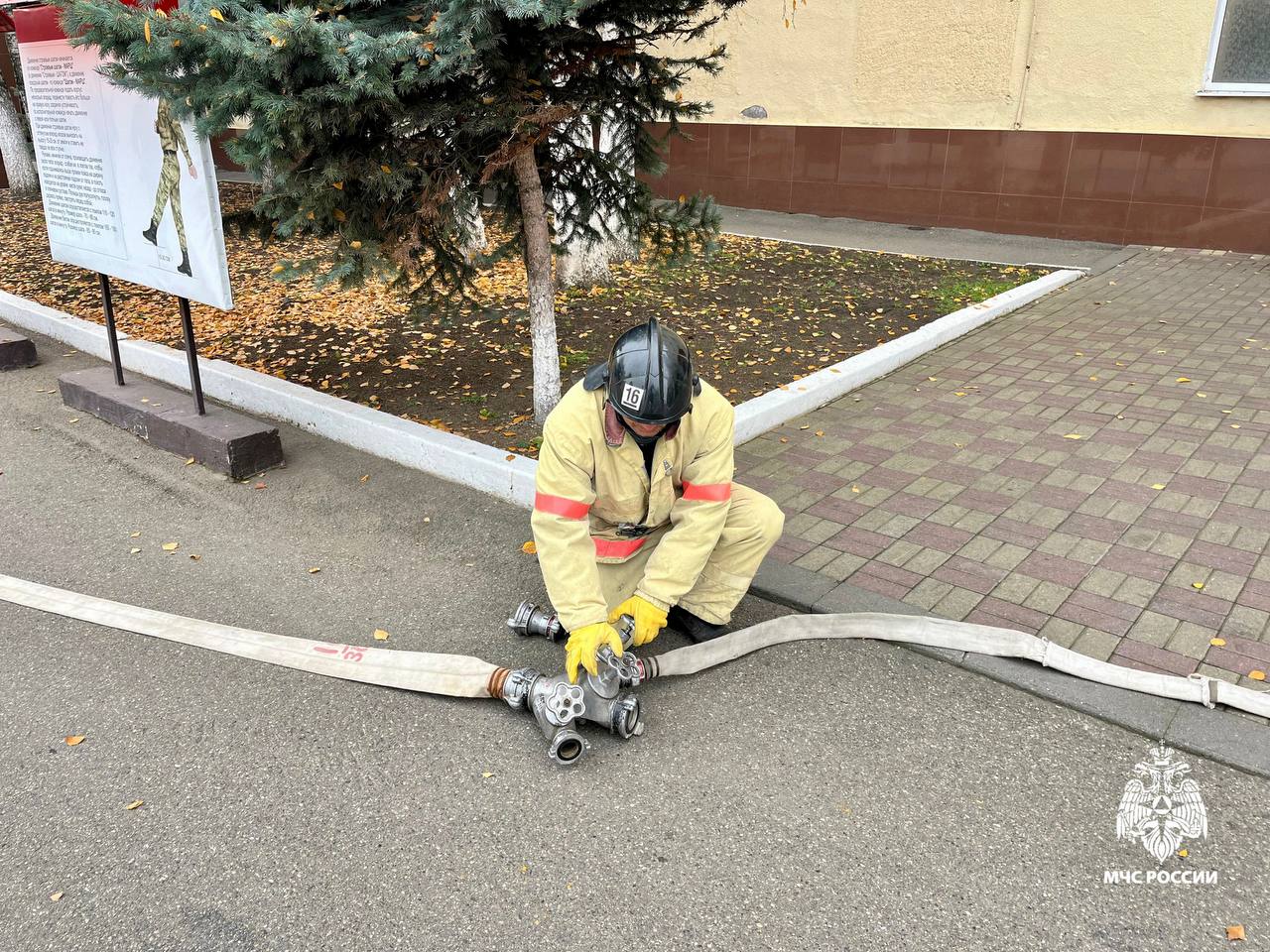 На Ставрополье огнеборцы отрабатывают навыки спасения на объектах с массовым пребыванием людей На Ставрополье огнеборцы отрабатывают навыки спасения на объектах с массовым пребыванием людей