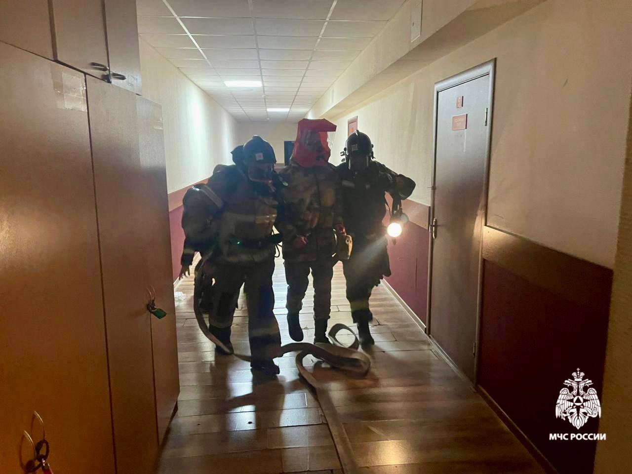 На Ставрополье огнеборцы отрабатывают навыки спасения на объектах с массовым пребыванием людей На Ставрополье огнеборцы отрабатывают навыки спасения на объектах с массовым пребыванием людей