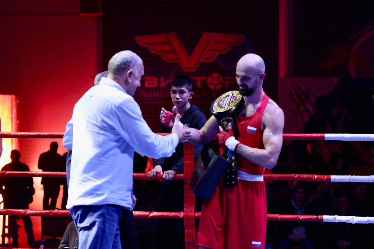 Вечер бокса. В Ставрополе прошёл турнир «ВЕЧЕР БОКСА», впервые состоявшийся в 2024 году в Михайловске и посвящённый памяти Дениса Соловьёва, кандидата в мастера спорта по боксу, погибшего на СВО Вечер бокса. В Ставрополе прошёл турнир «ВЕЧЕР БОКСА», впервые состоявшийся в 2024 году в Михайловске и посвящённый памяти Дениса Соловьёва, кандидата в мастера спорта по боксу, погибшего на СВО