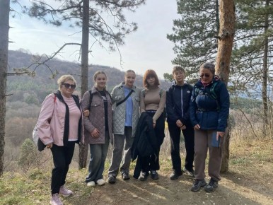 ИДЕМ В ПОХОД!. Вчера учащиеся гимназии пошли в осенний туристический поход на историческую казачью гору Пикет! Ребята прошли живописный маршрут по Косыгиной тропе, протяжённостью в 9 км, получили мастер-классы от опытного...