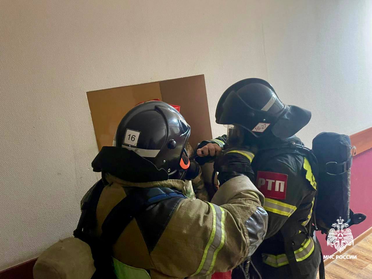 На Ставрополье огнеборцы отрабатывают навыки спасения на объектах с массовым пребыванием людей На Ставрополье огнеборцы отрабатывают навыки спасения на объектах с массовым пребыванием людей