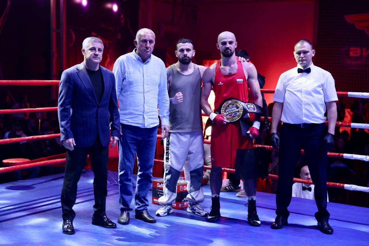 Вечер бокса. В Ставрополе прошёл турнир «ВЕЧЕР БОКСА», впервые состоявшийся в 2024 году в Михайловске и посвящённый памяти Дениса Соловьёва, кандидата в мастера спорта по боксу, погибшего на СВО Вечер бокса. В Ставрополе прошёл турнир «ВЕЧЕР БОКСА», впервые состоявшийся в 2024 году в Михайловске и посвящённый памяти Дениса Соловьёва, кандидата в мастера спорта по боксу, погибшего на СВО