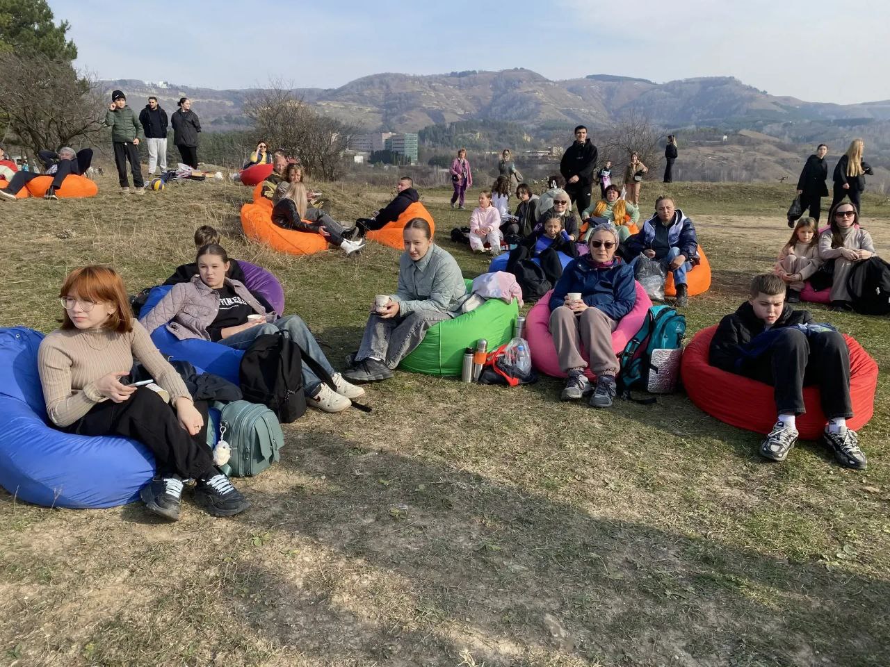 ИДЕМ В ПОХОД!. Вчера учащиеся гимназии пошли в осенний туристический поход на историческую казачью гору Пикет! Ребята прошли живописный маршрут по Косыгиной тропе, протяжённостью в 9 км, получили мастер-классы от опытного... ИДЕМ В ПОХОД!. Вчера учащиеся гимназии пошли в осенний туристический поход на историческую казачью гору Пикет! Ребята прошли живописный маршрут по Косыгиной тропе, протяжённостью в 9 км, получили мастер-классы от опытного...