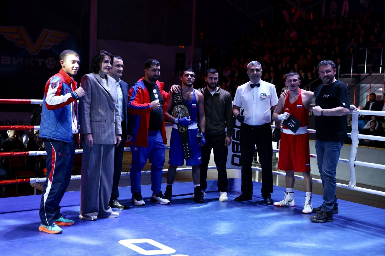 Вечер бокса. В Ставрополе прошёл турнир «ВЕЧЕР БОКСА», впервые состоявшийся в 2024 году в Михайловске и посвящённый памяти Дениса Соловьёва, кандидата в мастера спорта по боксу, погибшего на СВО