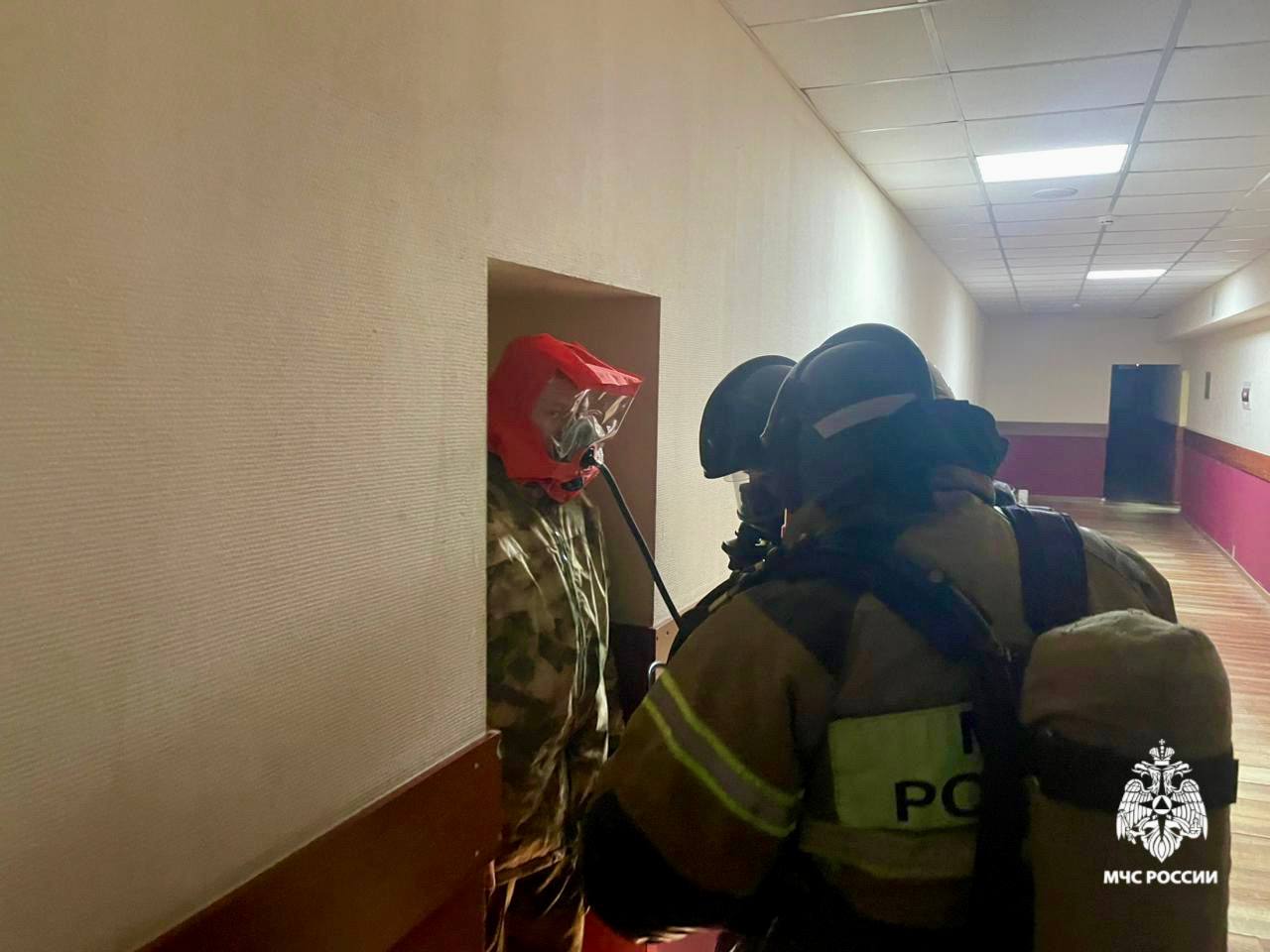 На Ставрополье огнеборцы отрабатывают навыки спасения на объектах с массовым пребыванием людей На Ставрополье огнеборцы отрабатывают навыки спасения на объектах с массовым пребыванием людей