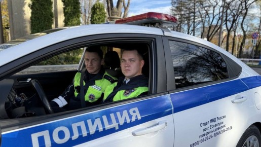 В Ессентуках сотрудники ДПС оказали помощь автолюбителю