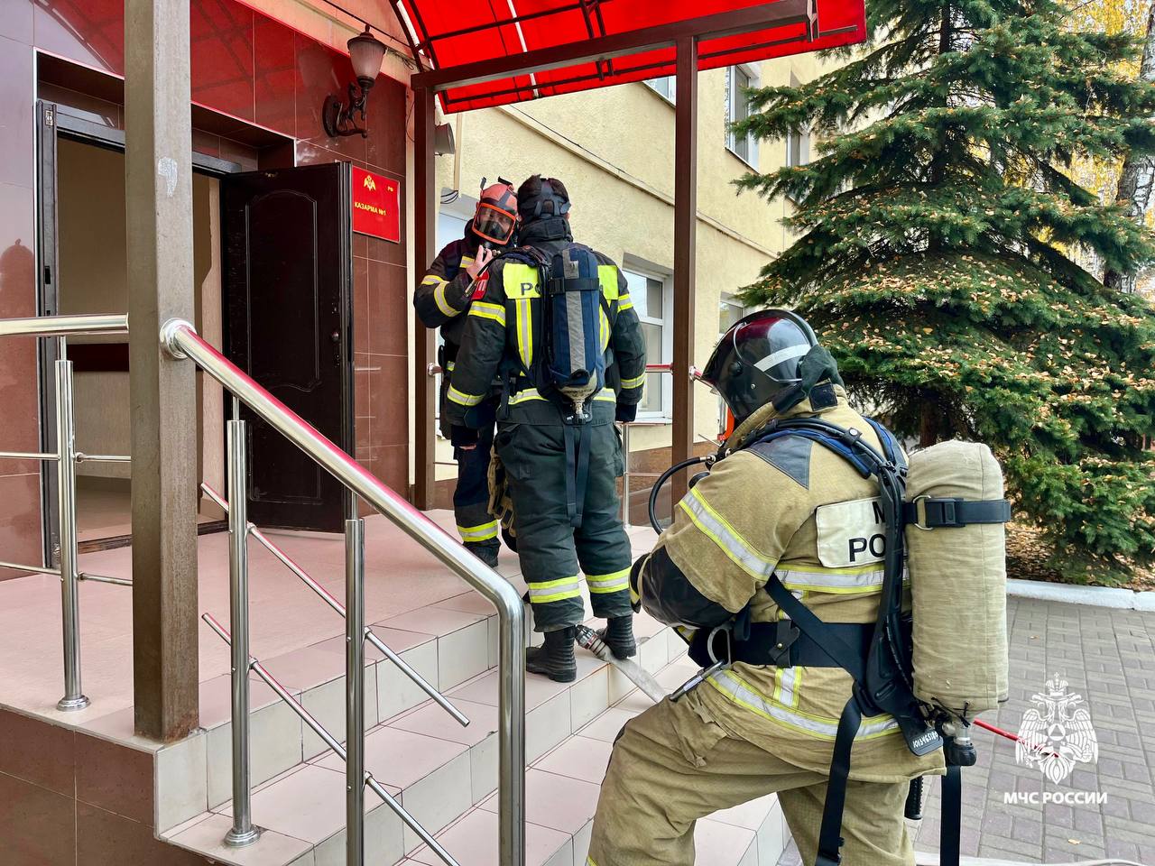 На Ставрополье огнеборцы отрабатывают навыки спасения на объектах с массовым пребыванием людей На Ставрополье огнеборцы отрабатывают навыки спасения на объектах с массовым пребыванием людей