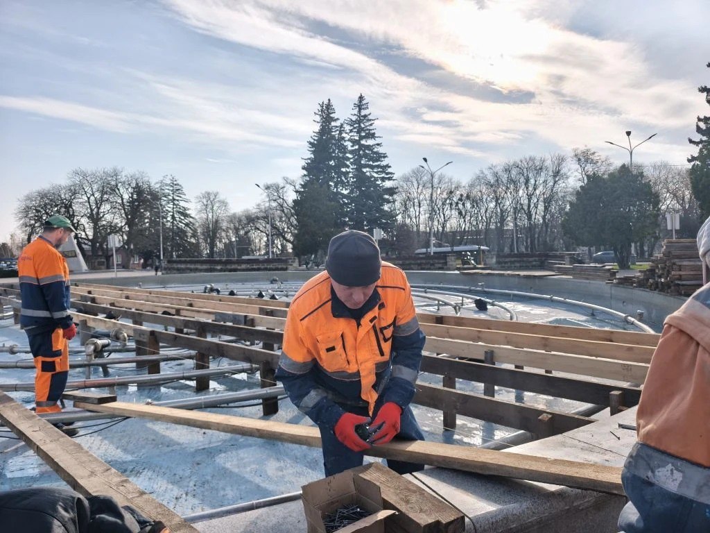 В Ставрополе начали монтаж зимних фонтанов В Ставрополе начали монтаж зимних фонтанов