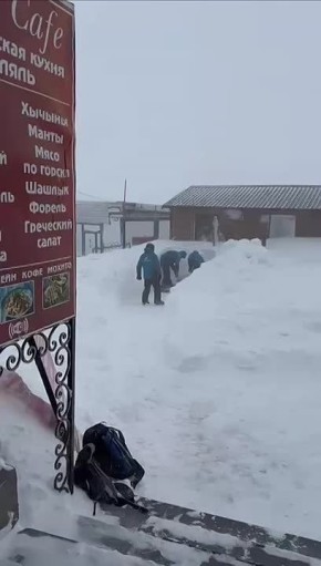 Любуемся на заснеженный Домбай