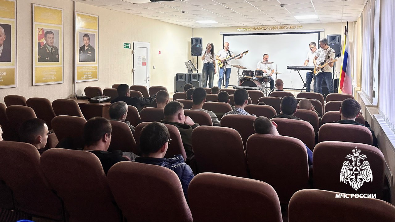 Музыкальная поддержка для героев: ансамбль чрезвычайного ведомства выступил в военном госпитале Музыкальная поддержка для героев: ансамбль чрезвычайного ведомства выступил в военном госпитале
