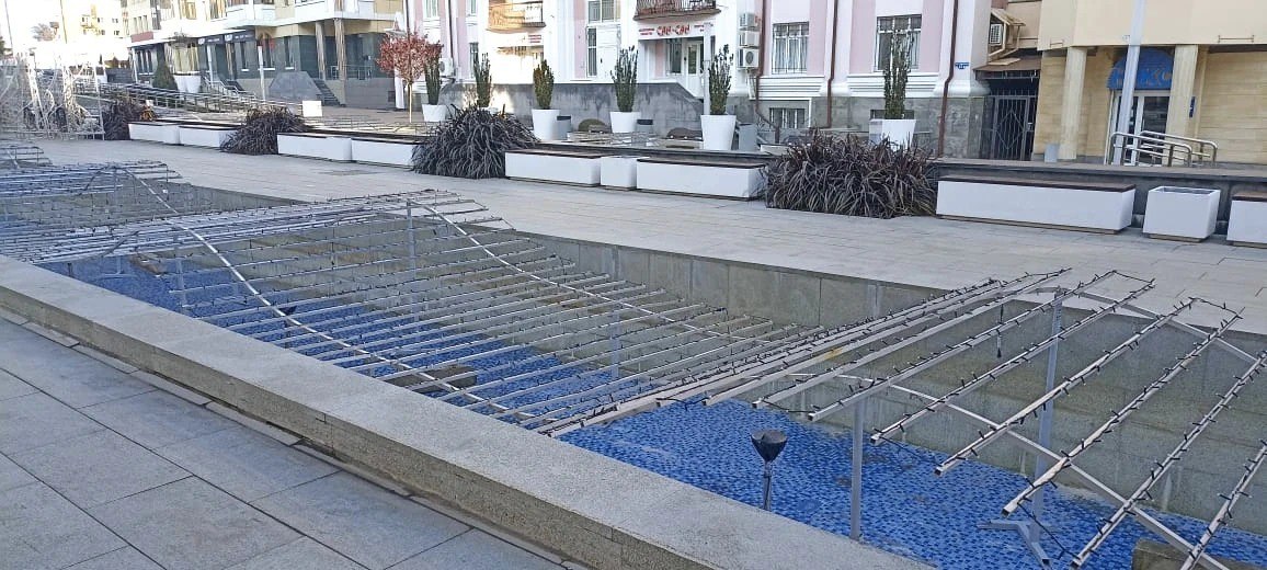 В Ставрополе начали монтаж зимних фонтанов В Ставрополе начали монтаж зимних фонтанов