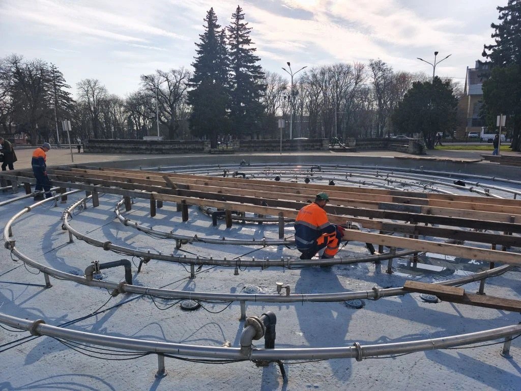В Ставрополе начали монтаж зимних фонтанов В Ставрополе начали монтаж зимних фонтанов