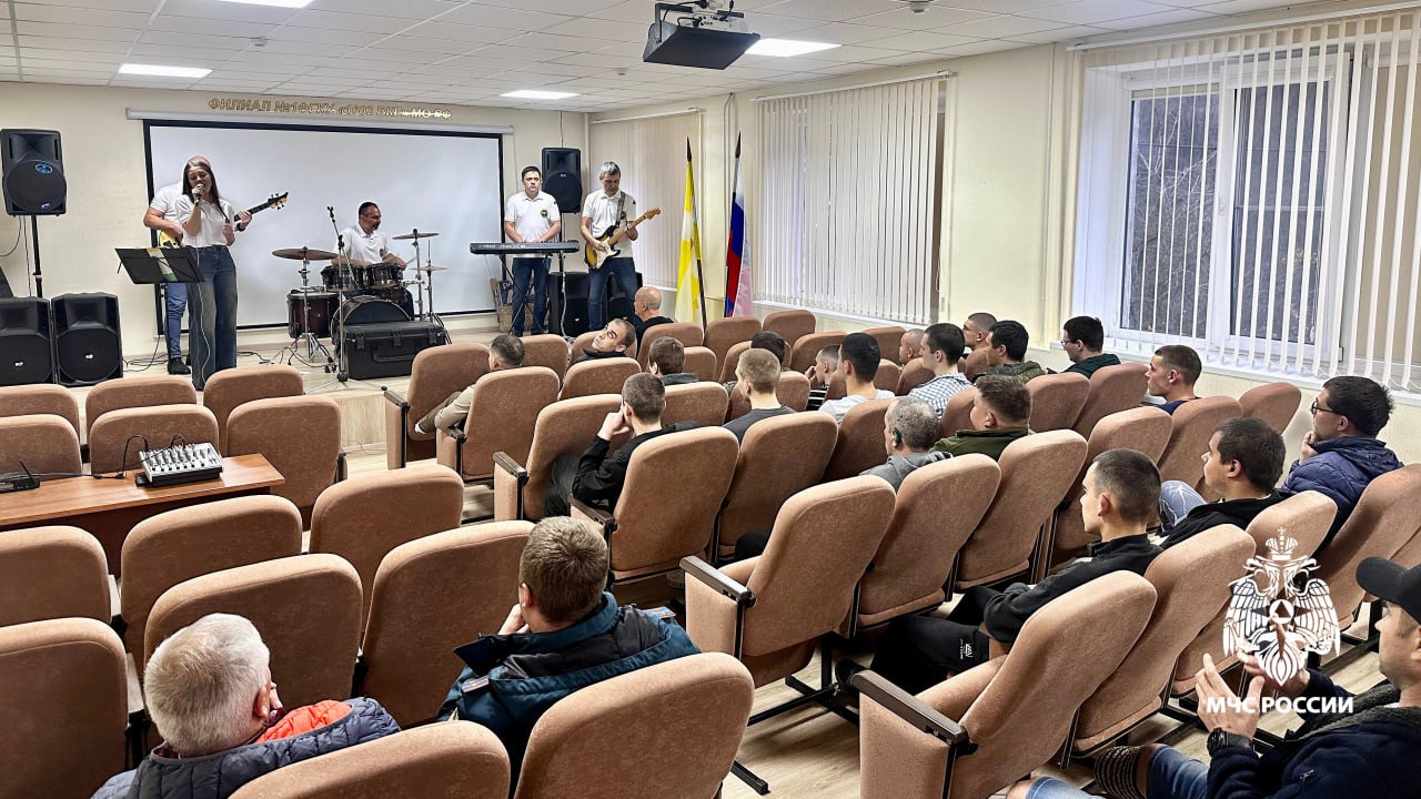 Музыкальная поддержка для героев: ансамбль чрезвычайного ведомства выступил в военном госпитале Музыкальная поддержка для героев: ансамбль чрезвычайного ведомства выступил в военном госпитале