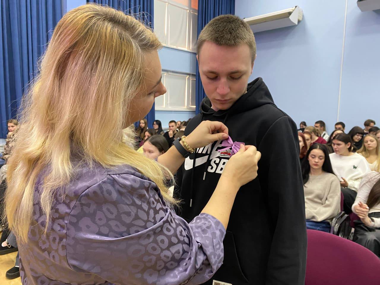 ПРЕПОДАВАЛИ И СТУДЕНТЫ ФИЛИАЛ СГПИ В Г. ЕССЕНТУКИ ПОДДЕРЖАЛИ ВСЕРОССИЙСКУЮ АКЦИЮ «МНЕ НЕ ФИОЛЕТОВО» В МЕЖДУНАРОДНЫЙ ДЕНЬ НЕДОНОШЕННЫХ ДЕТЕЙ ПРЕПОДАВАЛИ И СТУДЕНТЫ ФИЛИАЛ СГПИ В Г. ЕССЕНТУКИ ПОДДЕРЖАЛИ ВСЕРОССИЙСКУЮ АКЦИЮ «МНЕ НЕ ФИОЛЕТОВО» В МЕЖДУНАРОДНЫЙ ДЕНЬ НЕДОНОШЕННЫХ ДЕТЕЙ