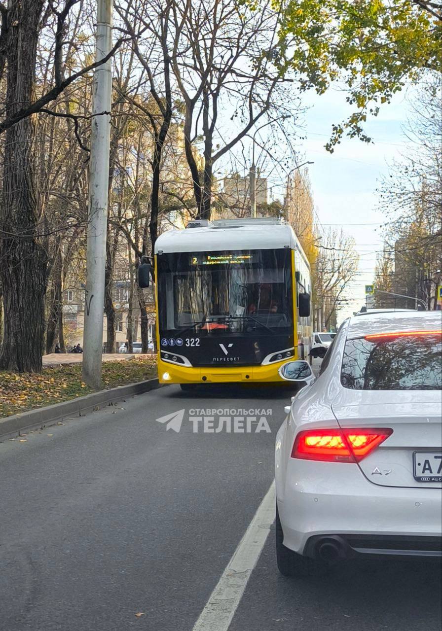 Движение затруднено на улице Ленина в Ставрополе из-за аварии Движение затруднено на улице Ленина в Ставрополе из-за аварии