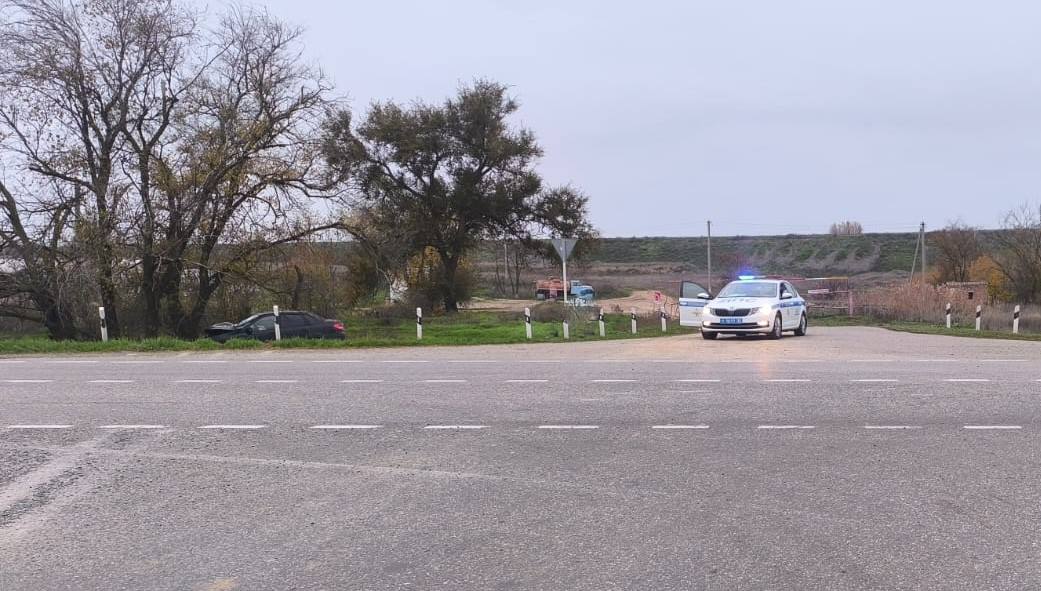 В Буденновском округе в результате съезда с дороги пострадали 2 человека В Буденновском округе в результате съезда с дороги пострадали 2 человека