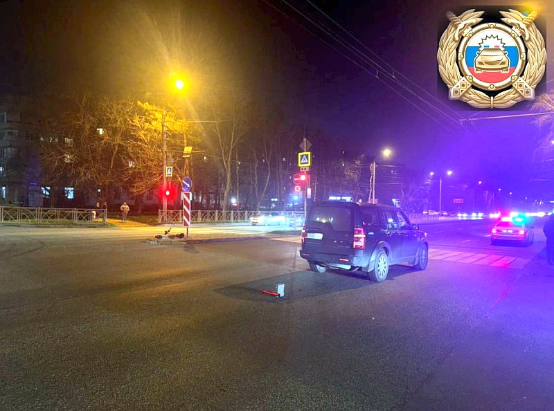 В Ставрополе иномарка сбила самокатчика на переходе