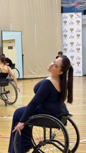 Девушки танцуют на колясках в Кисловодске