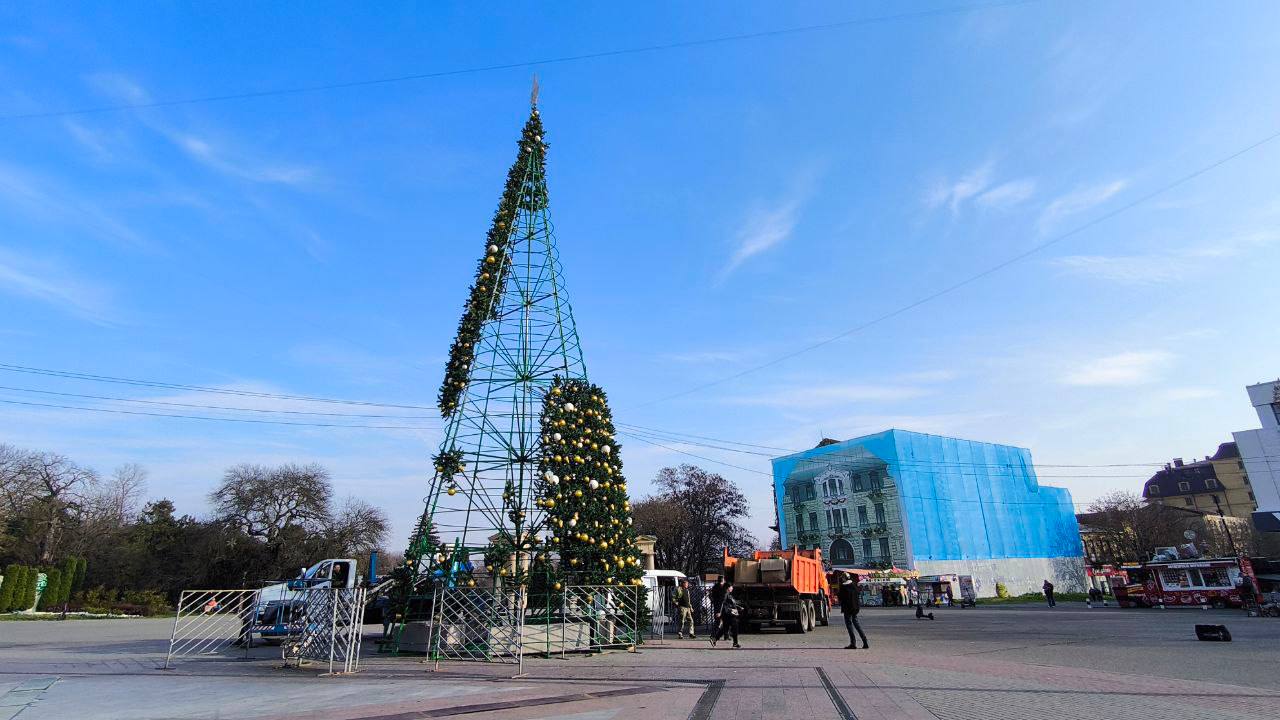 Угадаете, где уже ставят новогоднюю елку?