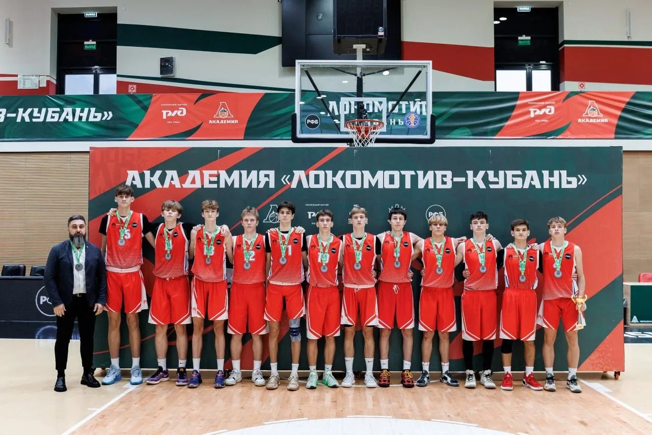 Команда юниоров до 18 лет Детско-юношеской спортивной школы № 1 Ставрополя успешно выступила на межрегиональных соревнованиях Первенства СКФО и ЮФО сезона 2025/26, которые проходили в Краснодарском крае
