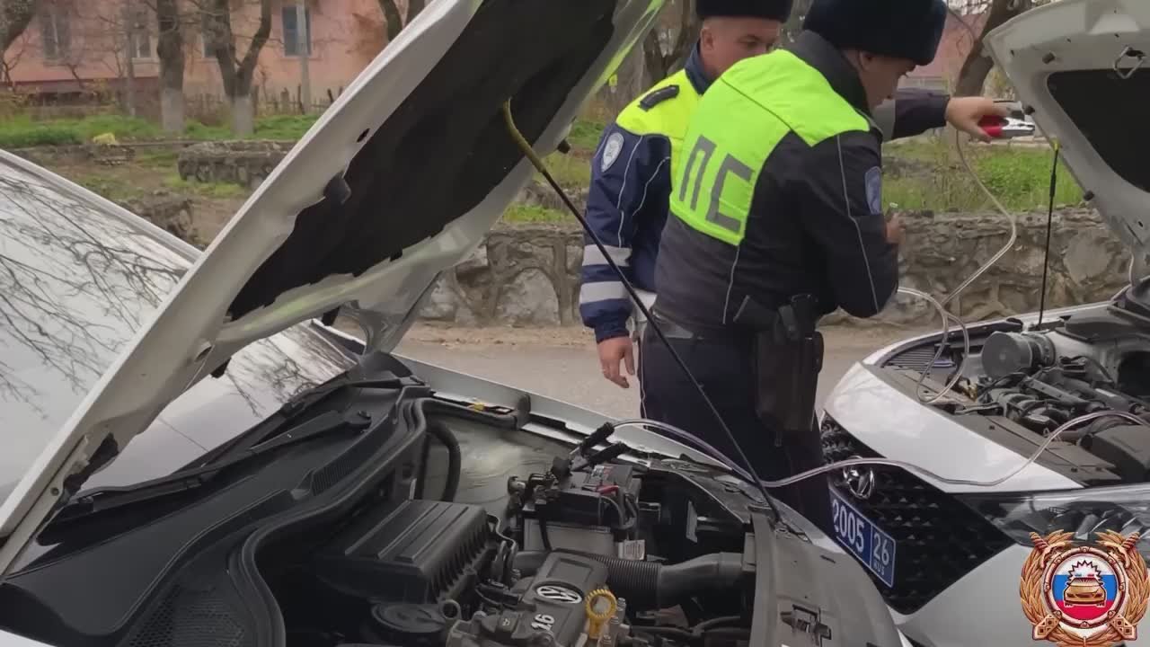 В Железноводске сотрудники Госавтоинспекции оказали помощь автолюбительнице, которая не смогла продолжить движение из-за севшего аккумулятора