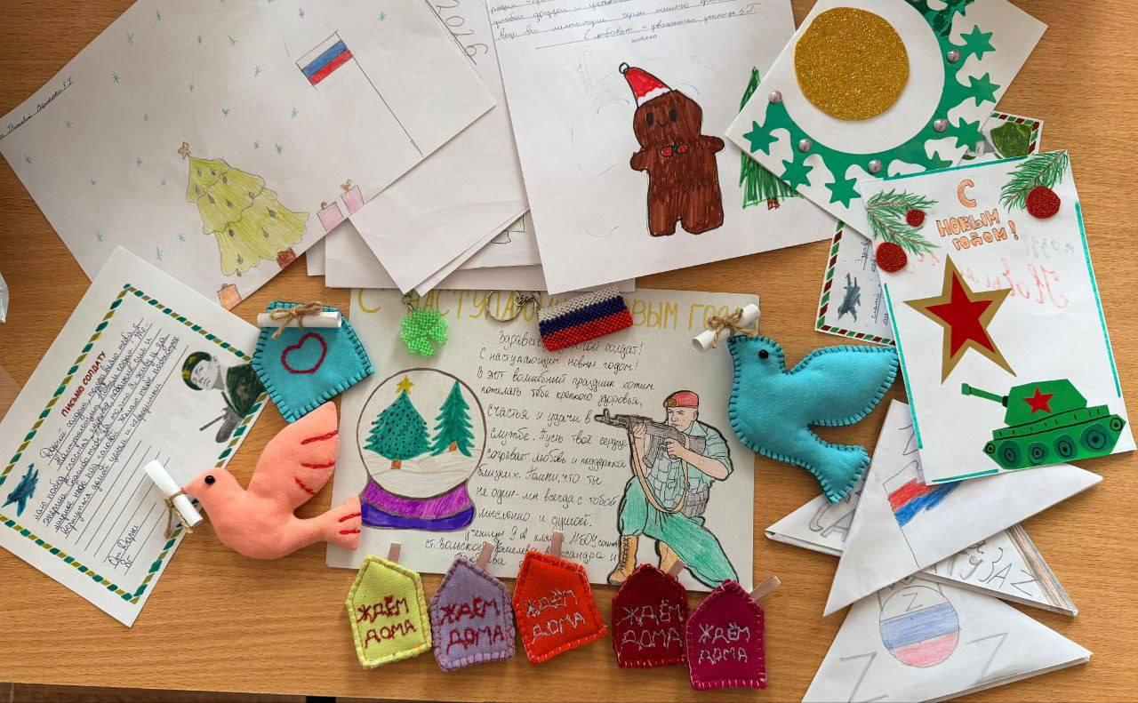 Школьники Кировского округа готовят подарки к новому году для бойцов СВО