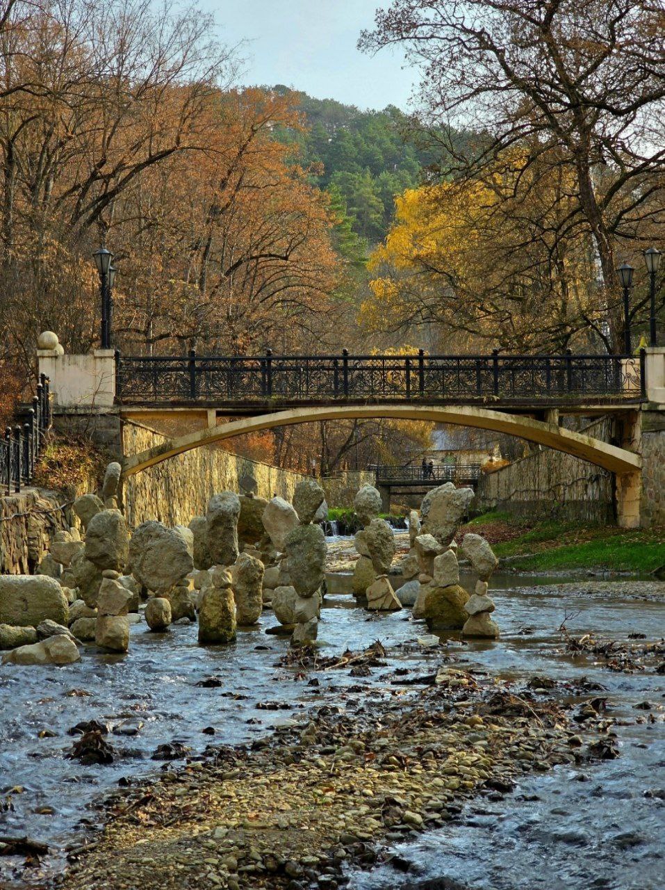 Балансирующие камни на реке Ольховка в Кисловодске