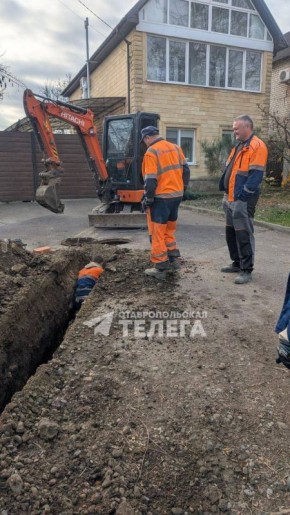 Сотрудники «Водоканала» устраняют аварию в переулке Сиреневом