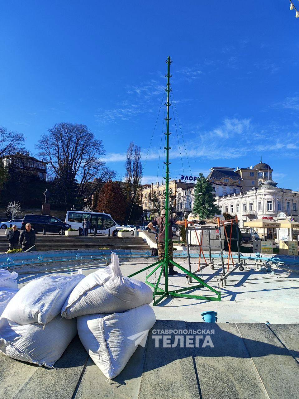 В Кисловодске возле Колоннады устанавливают ёлочку В Кисловодске возле Колоннады устанавливают ёлочку