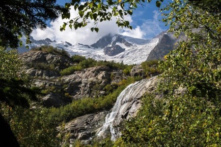 В Домбае упростили проход к Алибекскому водопаду