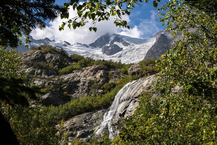 В Домбае упростили проход к Алибекскому водопаду
