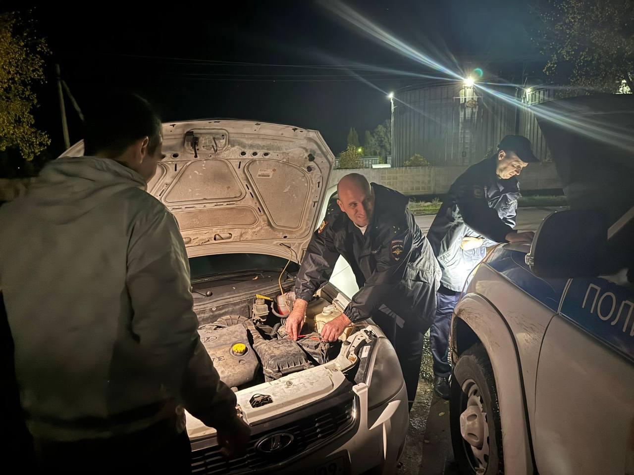 Полицейские помогли водителю, застрявшему ночью в Советском округе