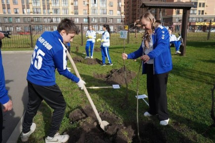 Ученики ставропольской школы №55 устроили зелёный субботник и высадили 55 краснолистных дубов