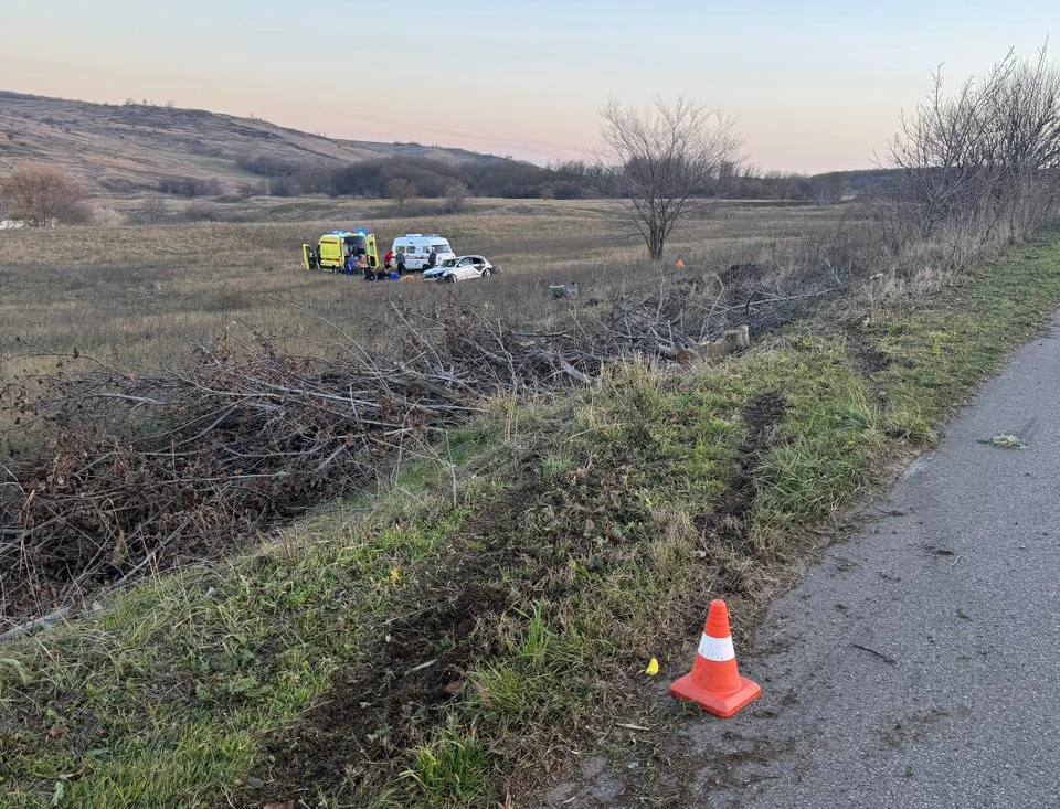 В Кочубеевском округе в результате съезда с дороги пострадали 2 человека
