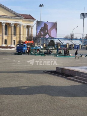 На площади Ленина в Ставрополе начали устанавливать главную ёлку