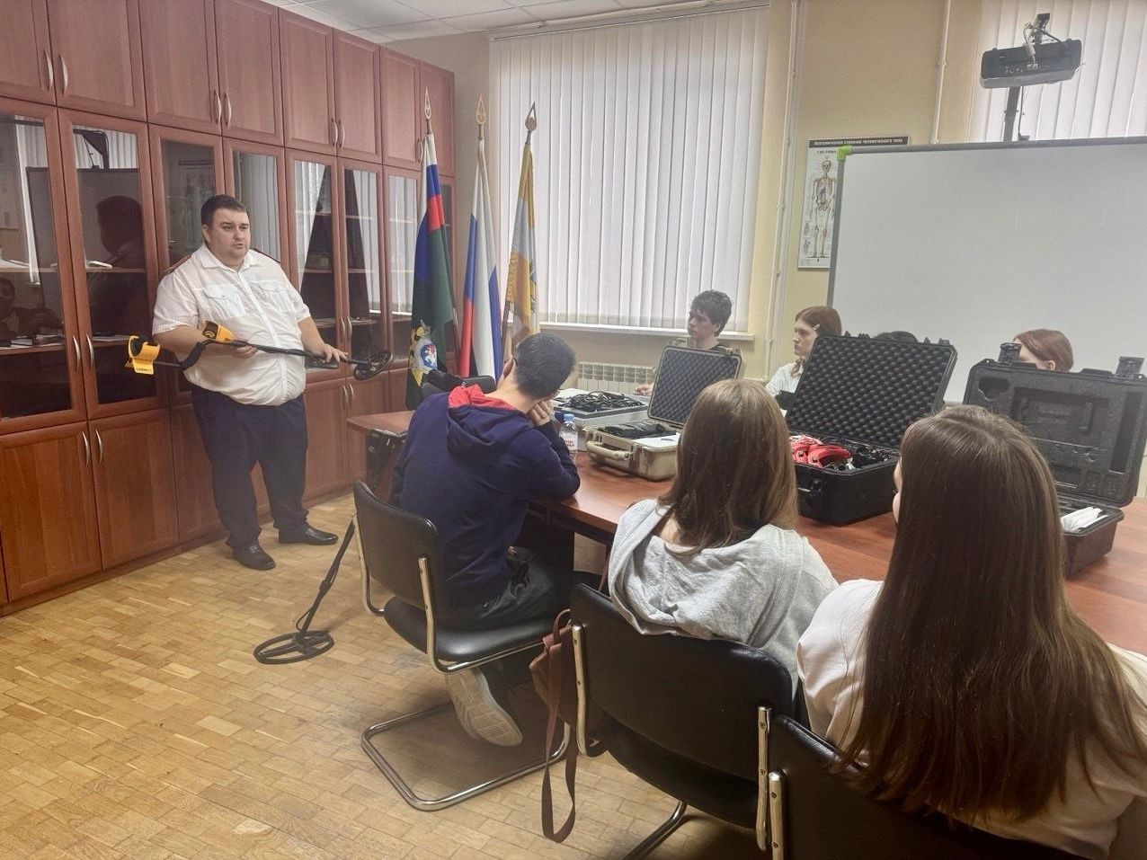 В следственном управлении СК России по Ставропольскому краю состоялся День открытых дверей для школы «Юный правовед» В следственном управлении СК России по Ставропольскому краю состоялся День открытых дверей для школы «Юный правовед»