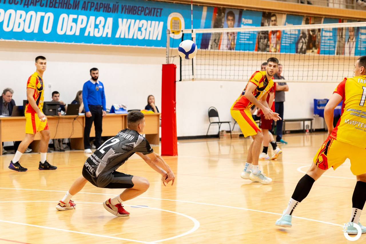 Победы на родном паркете. Три победы в трех матчах — таков приятный итог выступлений волейболистов ставропольского «Колоса» в домашнем, четвертом туре чемпионата России среди мужчин в дивизионе «Б» высшей лиги Победы на родном паркете. Три победы в трех матчах — таков приятный итог выступлений волейболистов ставропольского «Колоса» в домашнем, четвертом туре чемпионата России среди мужчин в дивизионе «Б» высшей лиги