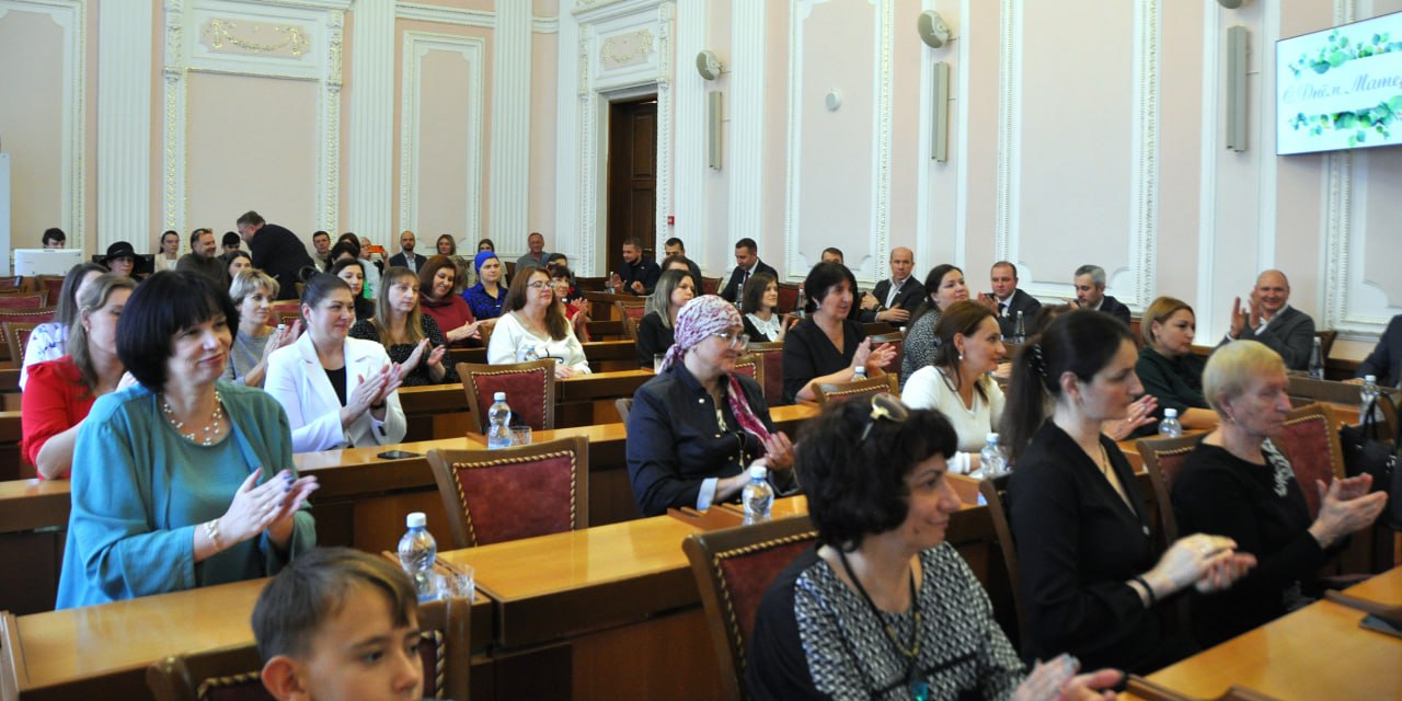 В преддверии Дня матери в краевой столице чествовали активных мам В преддверии Дня матери в краевой столице чествовали активных мам