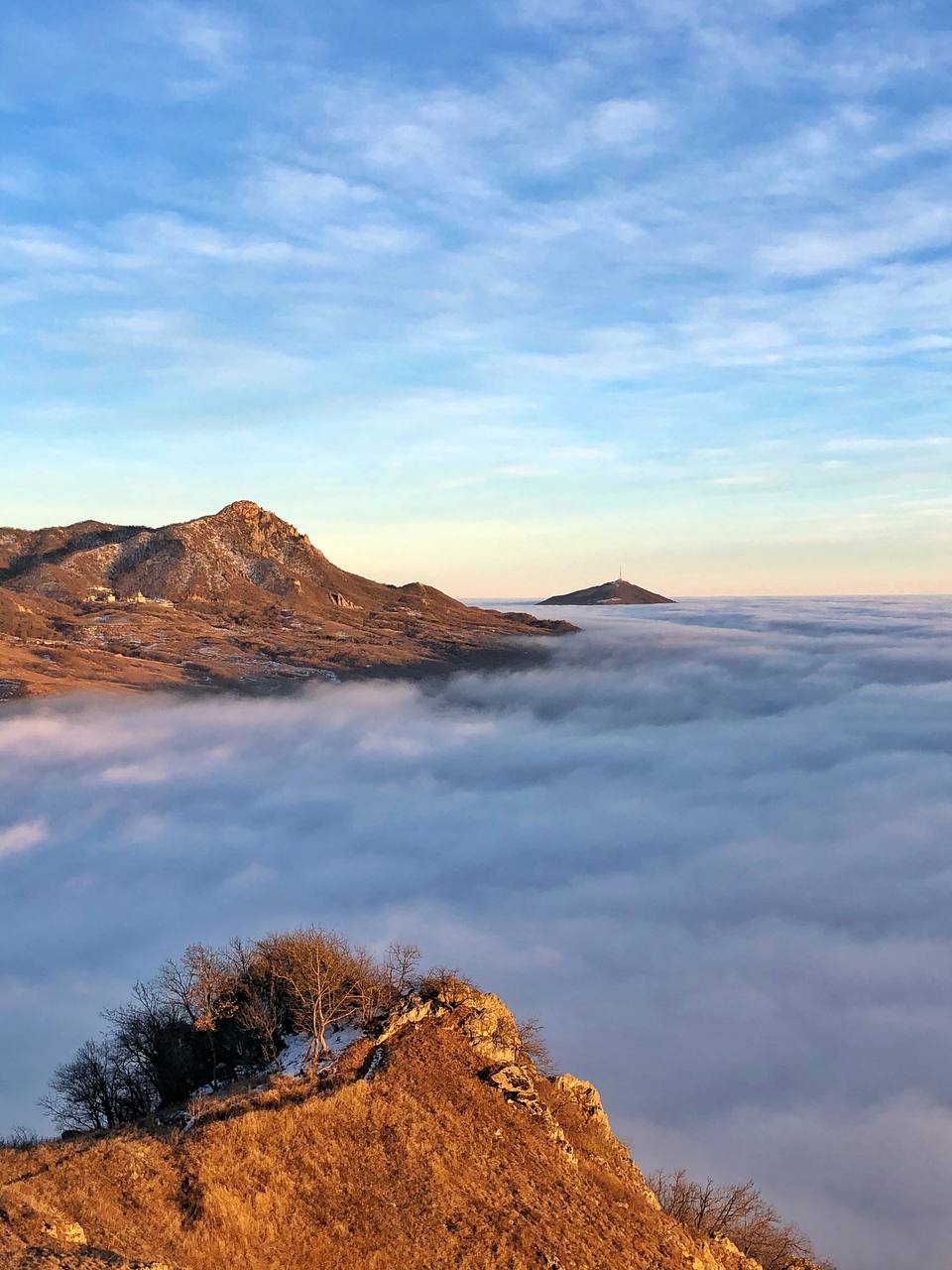 На вершине горы Шелудивой. Фотограф Артём Мелетов Подпишись на нас в MAX