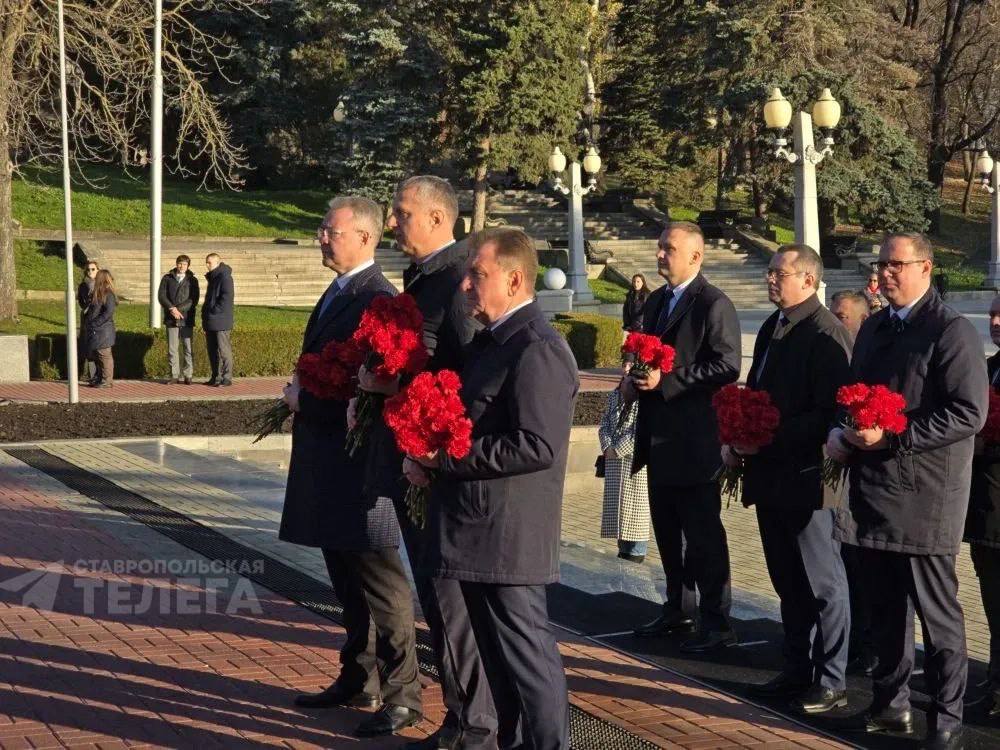 Губернатор Владимир Владимиров вместе с главой администрации президента республики Беларусь Дмитрием Крутым возложил цветы к мемориалу «Вечная Слава» в Ставрополе