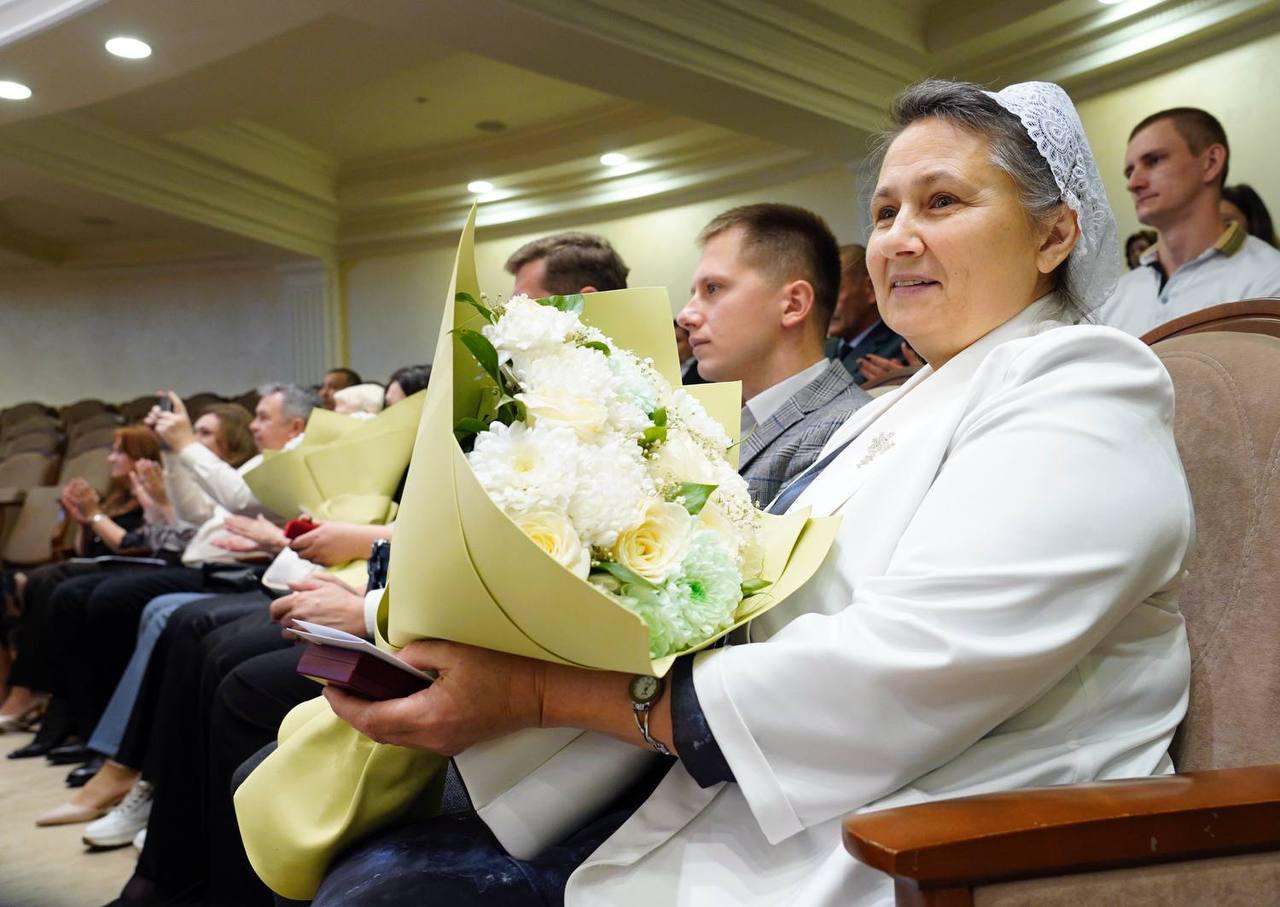 Губернатор вручил ставропольчанкам 64 медали «Материнская слава» Губернатор вручил ставропольчанкам 64 медали «Материнская слава»