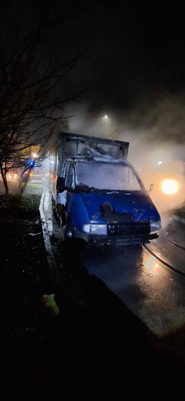 Две машины сгорели прошлой ночью в Невинномысске Две машины сгорели прошлой ночью в Невинномысске