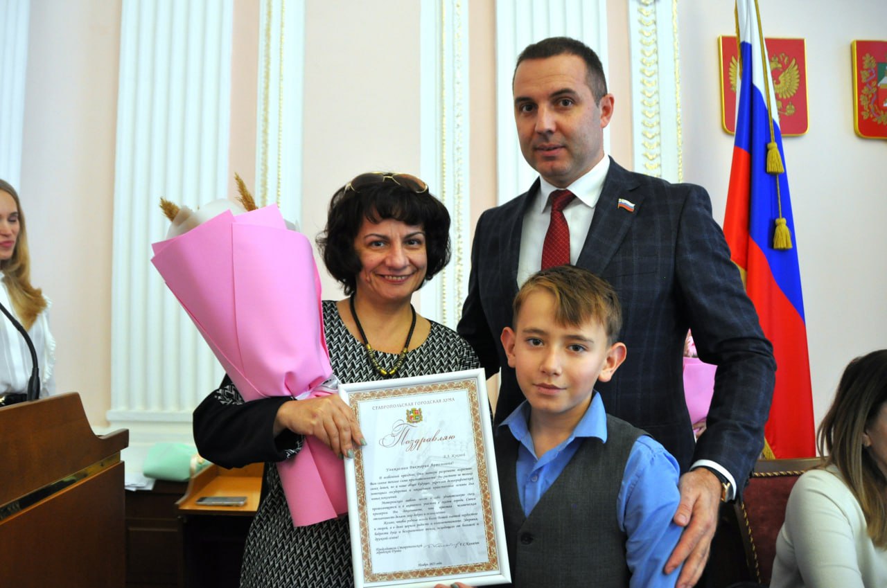 В преддверии Дня матери в краевой столице чествовали активных мам В преддверии Дня матери в краевой столице чествовали активных мам