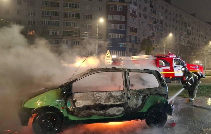 Две машины сгорели прошлой ночью в Невинномысске Две машины сгорели прошлой ночью в Невинномысске