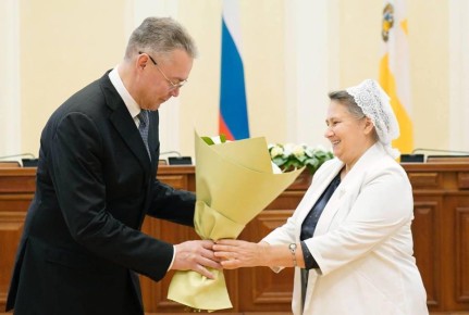 Губернатор вручил ставропольчанкам 64 медали «Материнская слава»