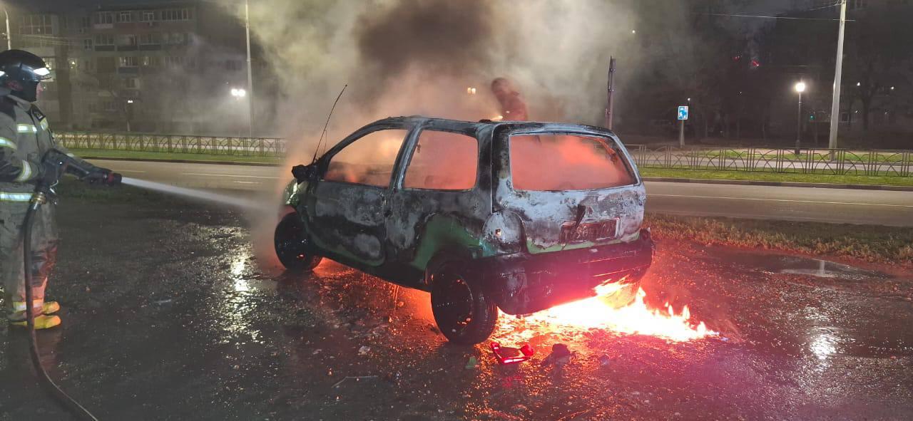 Две машины сгорели прошлой ночью в Невинномысске Две машины сгорели прошлой ночью в Невинномысске