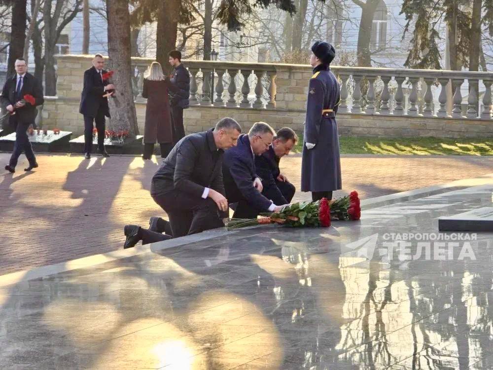 Губернатор Владимир Владимиров вместе с главой администрации президента республики Беларусь Дмитрием Крутым возложил цветы к мемориалу «Вечная Слава» в Ставрополе Губернатор Владимир Владимиров вместе с главой администрации президента республики Беларусь Дмитрием Крутым возложил цветы к мемориалу «Вечная Слава» в Ставрополе